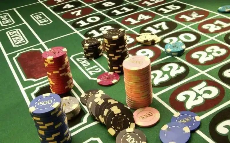 Bàn baccarat live dealer trực tiếp tại eve88 với giao diện tiếng Việt