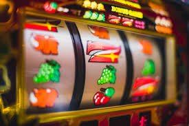 Người dùng chơi game slot trên điện thoại Android tại Việt Nam với giao diện tiếng Việt